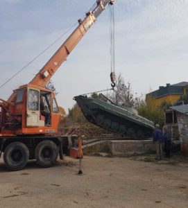 погрузка танка в машину