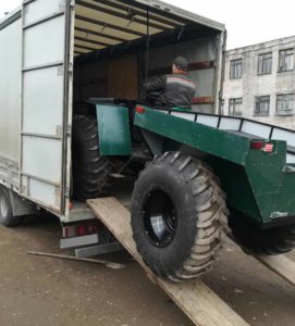 погрузка автомобиля в машину